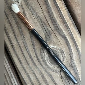 Morphe R38 round blender blush